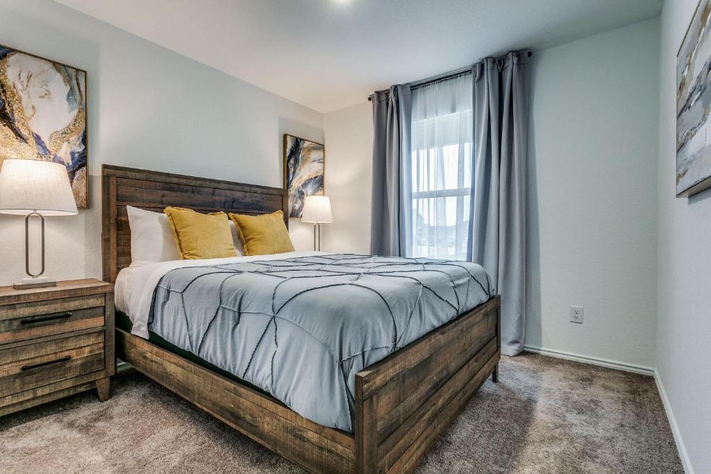 een slaapkamer met een groot bed en een raam bij Spacious 4BR Family Home in New Braunfels in New Braunfels