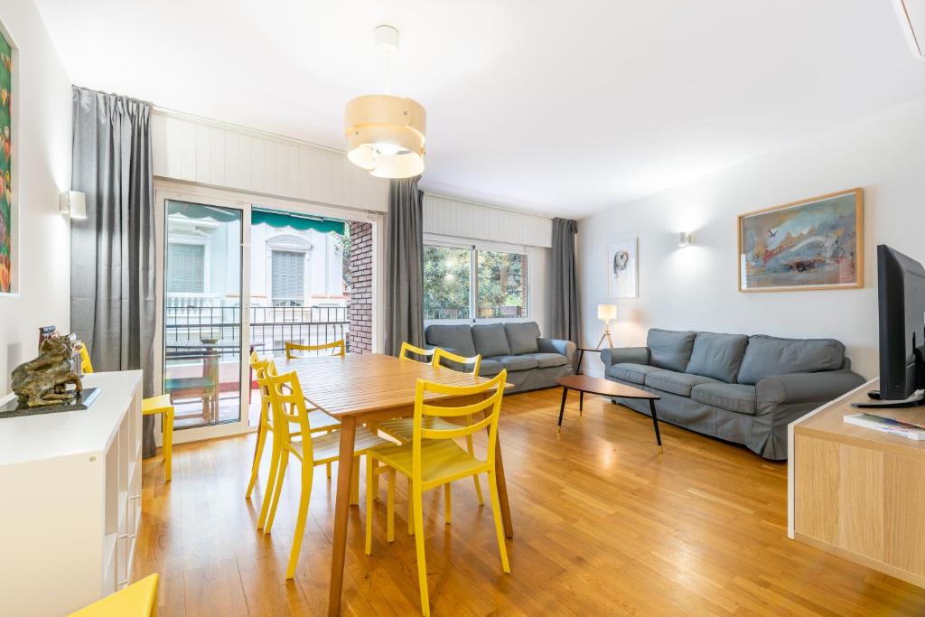 salon ze stołem i kanapą w obiekcie Plaza del Teatro w Maladze