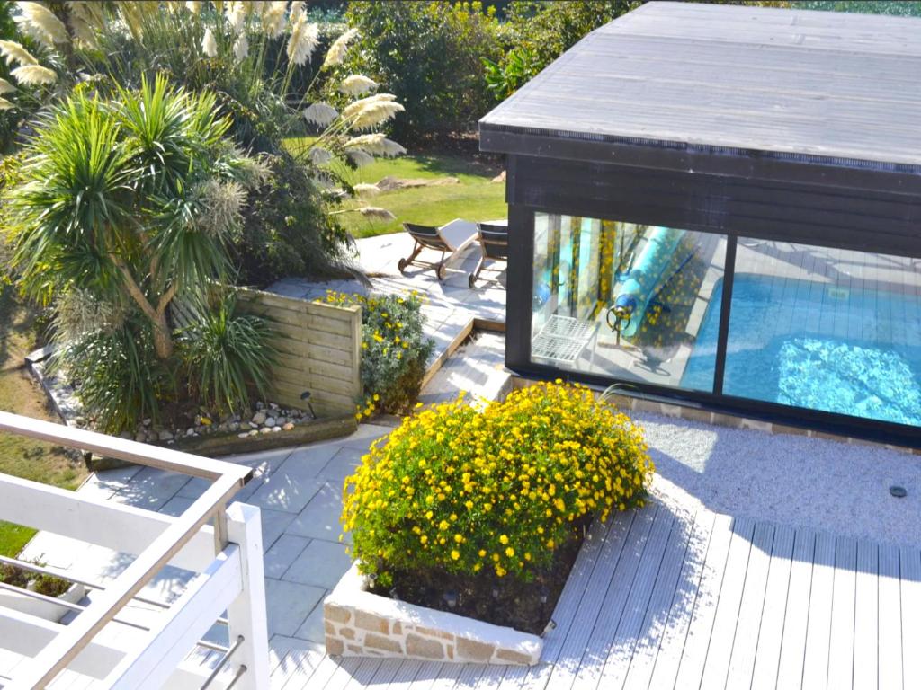 ein Schwimmbecken mit einer weißen Bank und einigen Pflanzen in der Unterkunft Villa Armoréa in Sibiril