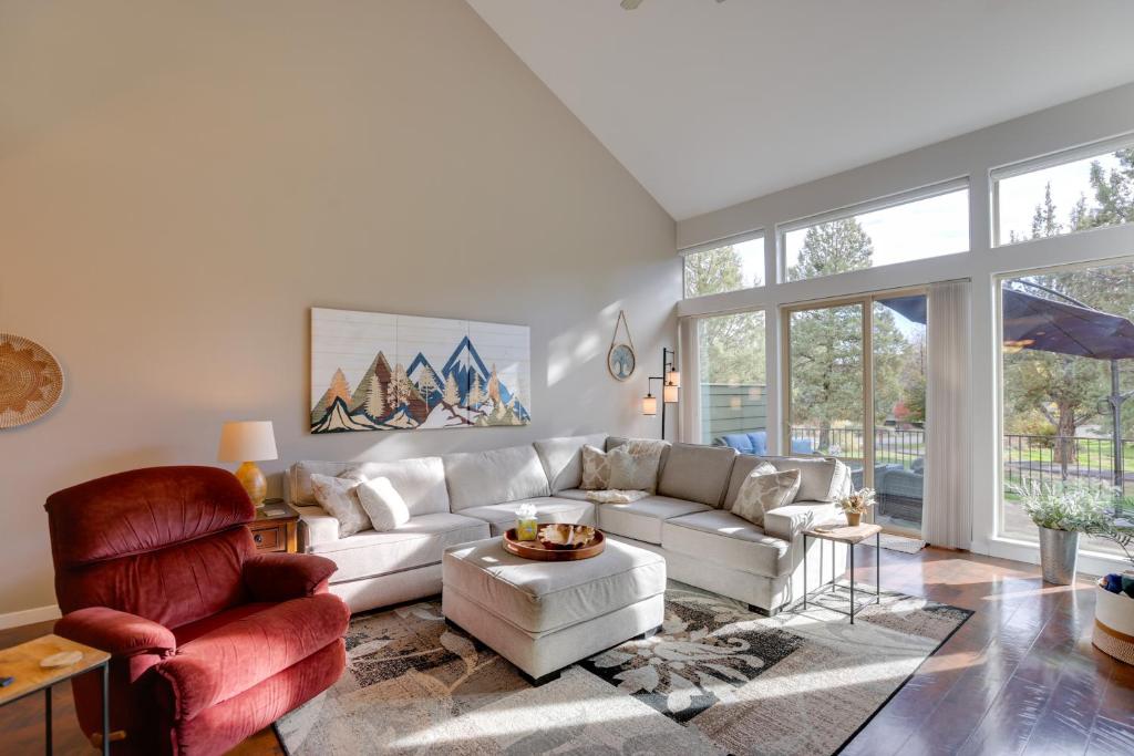 - un salon avec un canapé blanc et une chaise dans l'établissement Eagle Crest Retreat Creekside Townhome with Hot Tub, à Redmond