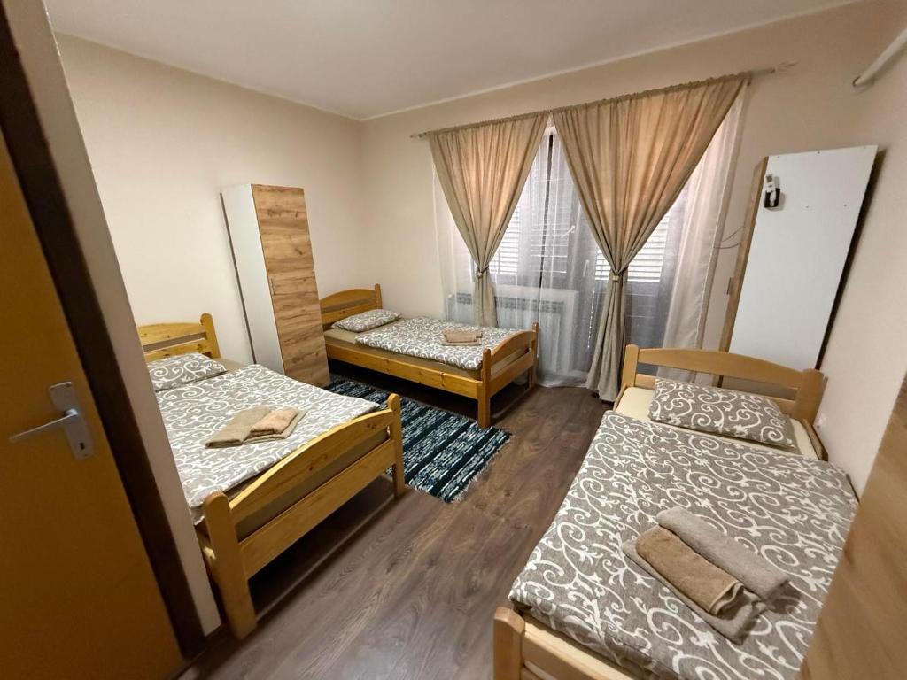 Ένα ή περισσότερα κρεβάτια σε δωμάτιο στο Smeštaj Kula