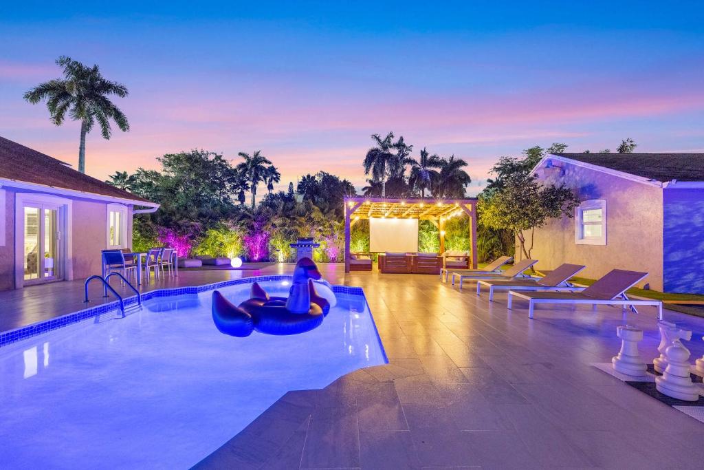 uma piscina com uma pessoa dentro de uma bola no meio em Luxury Villa Serena Heated Pool 15 min to Beach em Miami