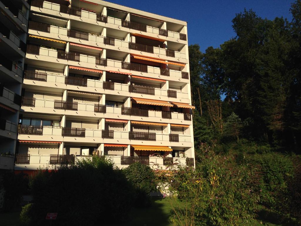 ein großes Apartmenthaus mit Balkonen darauf in der Unterkunft Panoramahaus in Bad Reichenhall