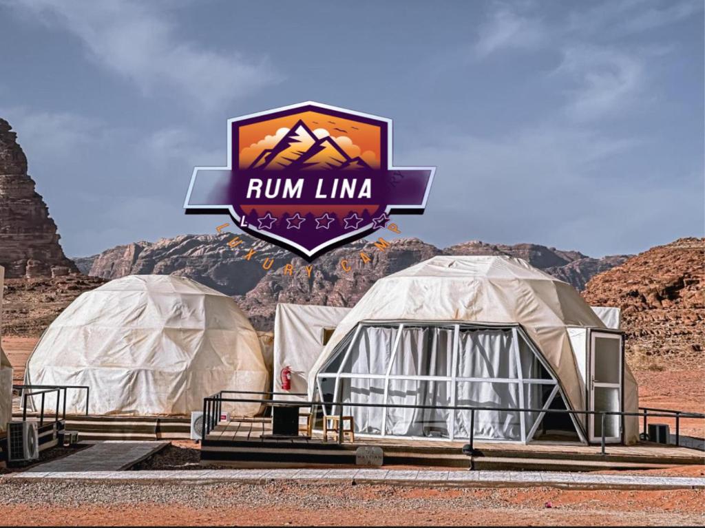 Dos cúpulas en el desierto con un letrero que dice "línea de carrera". en RUM LINA lUXURY CAMP, en Wadi Rum