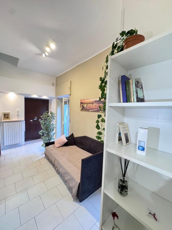 un soggiorno con divano e libreria di New generation quartieri a Napoli