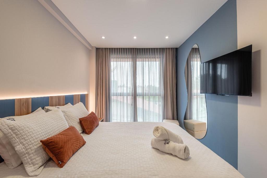 a bedroom with a large bed with brown pillows at Prédio em Barra Grande - Maragogi in Maragogi