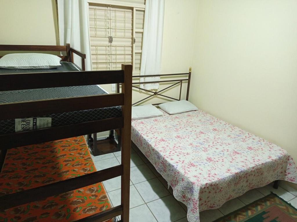 Ένα ή περισσότερα κρεβάτια σε δωμάτιο στο Recanto Rio do Peixe - Lindóia-sp