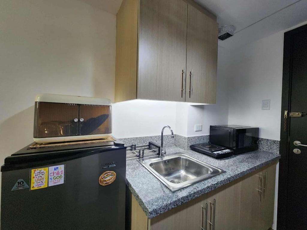 Kuchyň nebo kuchyňský kout v ubytování 1-bedroom Modern Tropical Condo in Ortigas, Pasig