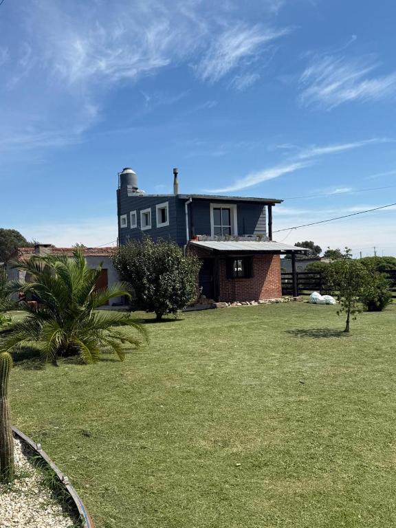 a house sitting on top of a lush green yard at CASA Barrio Parque Mar in Miramar