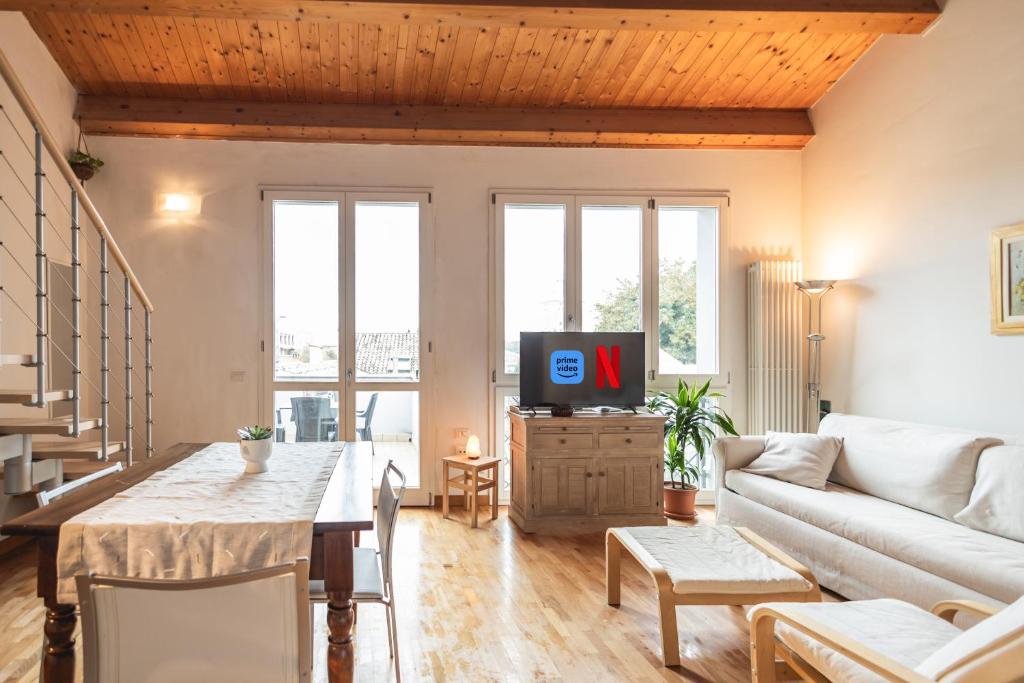 Et tv og/eller underholdning på Ravenna Sunrise Loft, Centro Storico