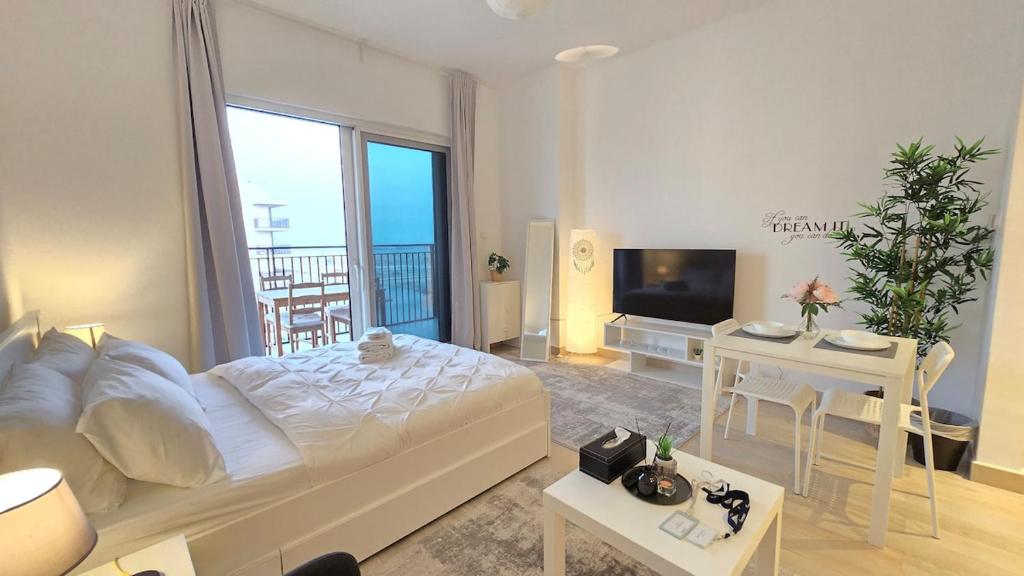 Ένα ή περισσότερα κρεβάτια σε δωμάτιο στο F1 - Lily Studio Waters Edge Yas Island Theme Parks, Canal and Pool View