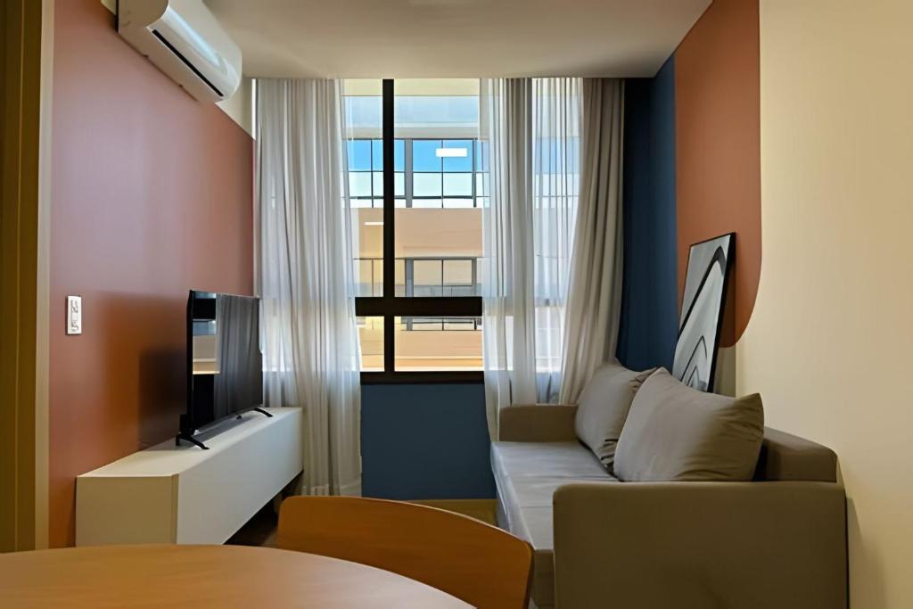 サンタ・マリアにあるCentenárioのソファと窓のあるリビングルーム