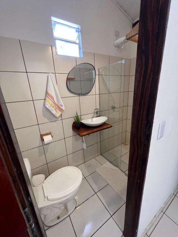 ein Badezimmer mit Toilette und Waschbecken in der Unterkunft chalé coração da vila Caraíva in Porto Seguro