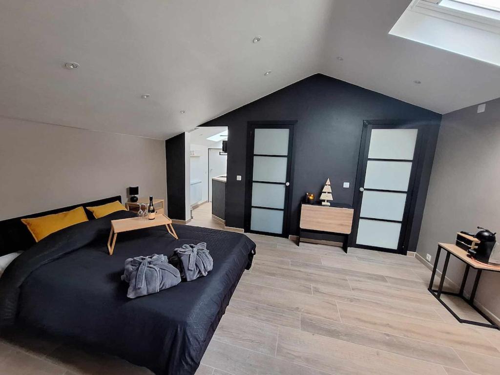 Ένα ή περισσότερα κρεβάτια σε δωμάτιο στο Appartement avec terrasse et jacuzzi privatifs