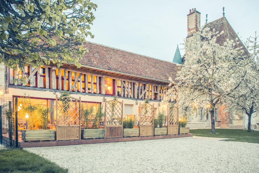 a large building with a lot of windows at Domaine de Vermoise in Sainte-Maure