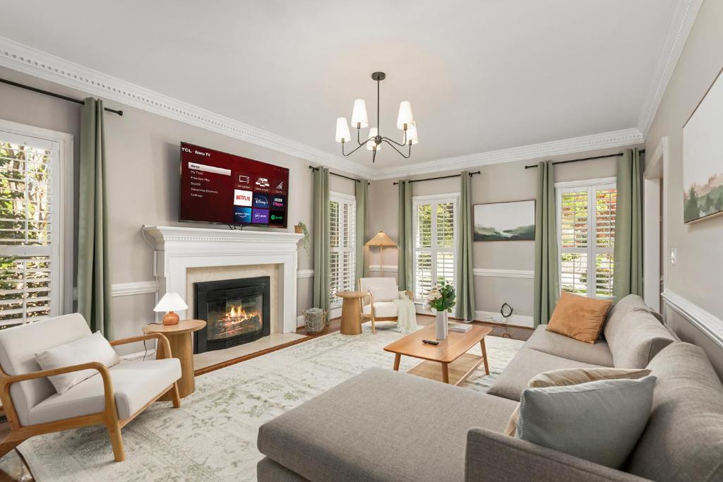 TV/trung tâm giải trí tại HotTub, FirePit, Basketball, 15 Min To Sedgefield