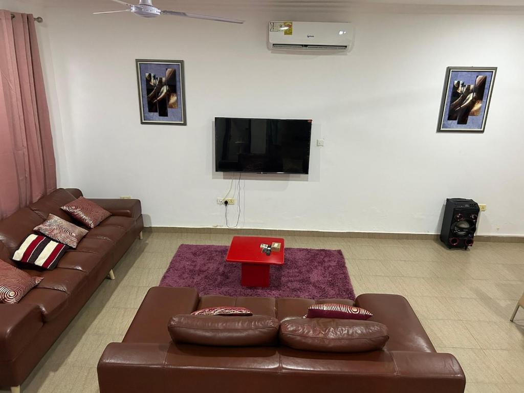 TV a/nebo společenská místnost v ubytování 2 Bedroom Retreat at Tema Community 22