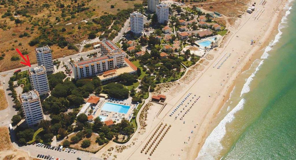 una vista aérea de la playa y del océano en Torralta Apartment, en Alvor