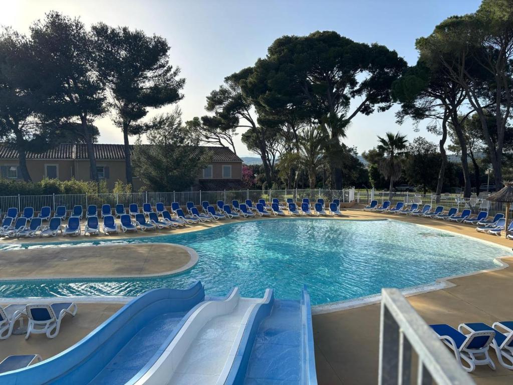カルヴィッソンにあるMaison le Mimosaのスイミングプール(椅子、スライダー付)