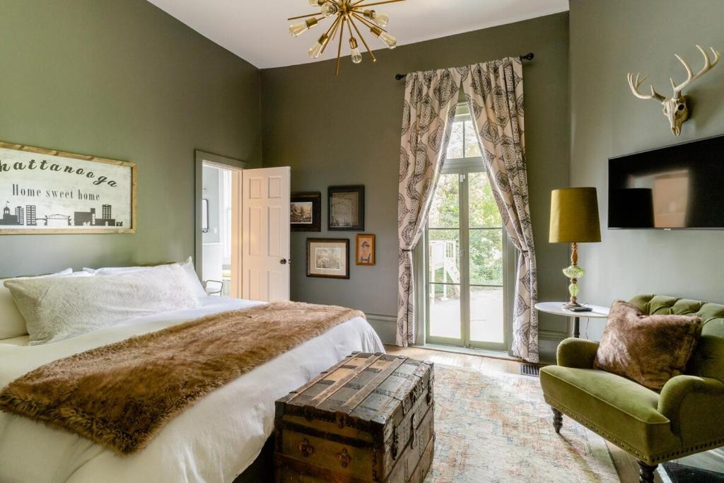 Postel nebo postele na pokoji v ubytování Historic Charm Chattanooga Home