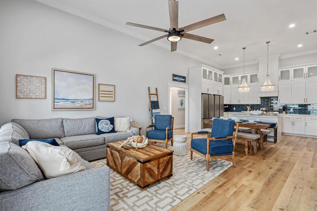 Et opholdsområde på Steps to Beach, Luxury 4BR & 4BA, Views, Games, Dog-Friendly