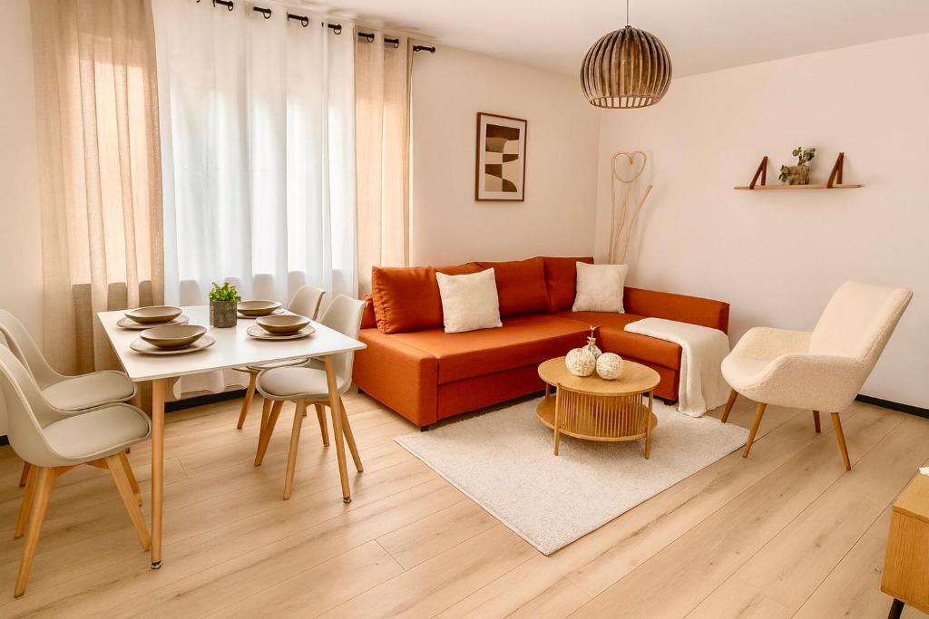 ジーゲンにあるZentrumsnahe Wohnung mit Blick auf Siegens Obere Schlossのソファとテーブルのあるリビングルーム