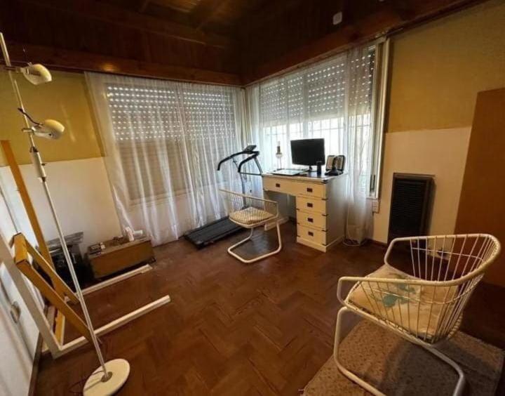 a room with a desk with a computer and a chair at Chalet House in La Plata 