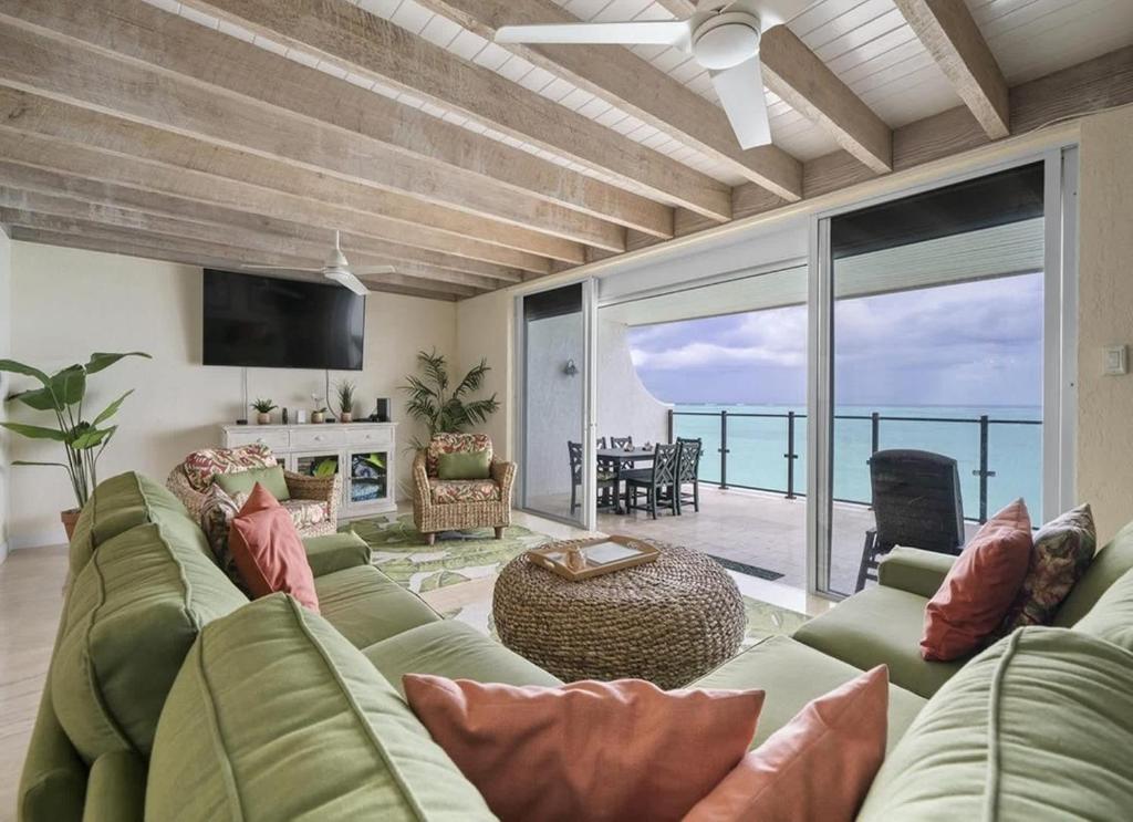 Orange HillWaterfront Relaxation with Stunning Views的带沙发的客厅，可欣赏海景