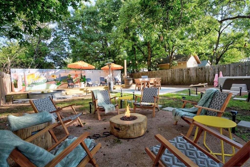 eine Gruppe von Stühlen und Tischen sowie eine Feuerstelle in der Unterkunft Sagebrush Haus in Fredericksburg