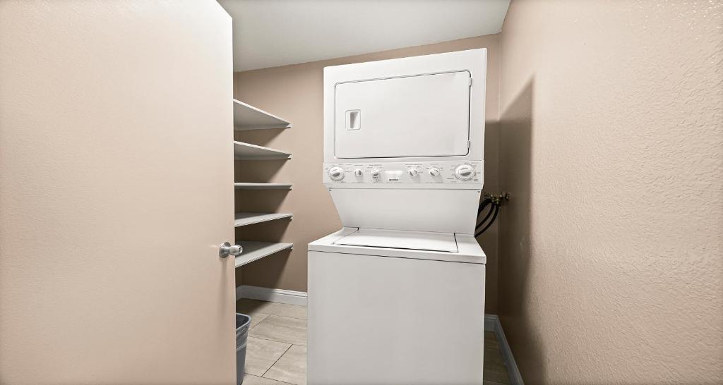 شقة KING WITH SOFA BED AND FULL KITCHEN - NON