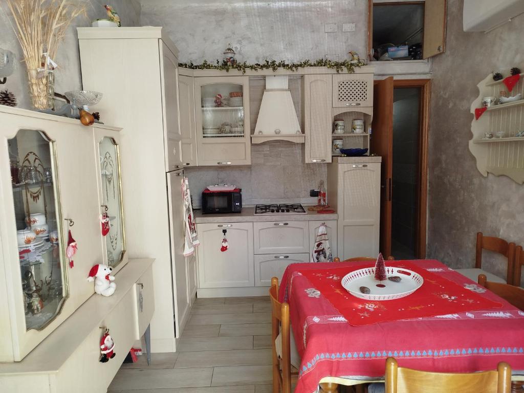 une cuisine avec une table et un chiffon rouge dans l'établissement La Maison du Monde, à Jesi