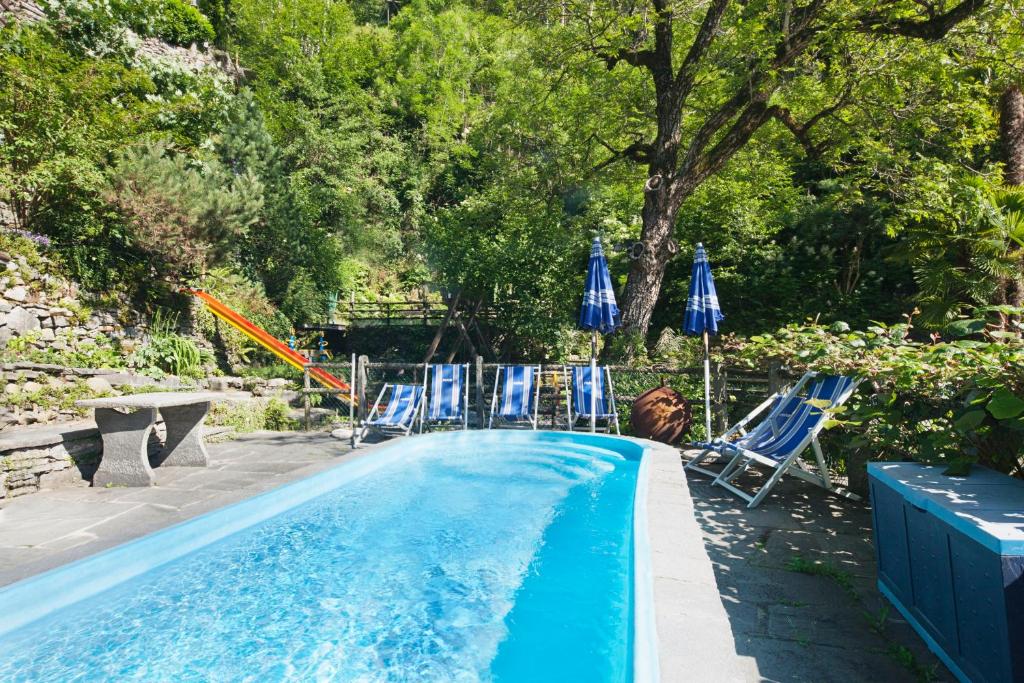 Bazén v ubytování Rustici della Verzasca Ferien Wohnungen nebo v jeho okolí