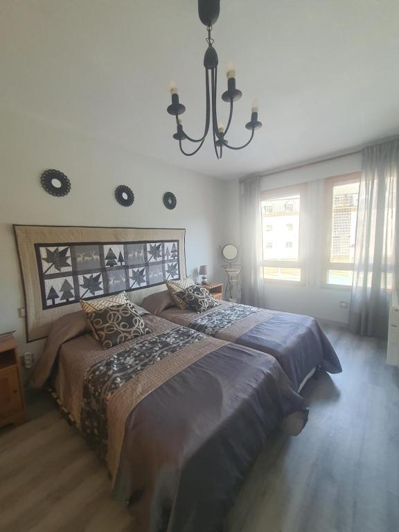 En eller flere senge i et værelse på Somport bienvenidos a Canfranc Family