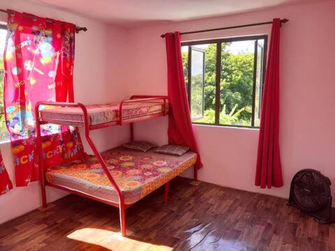 En eller flere senge i et værelse på Bilinbi Cozy Home