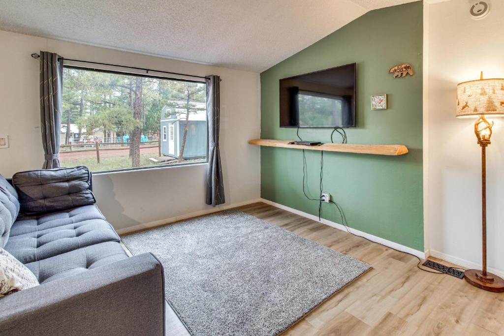 Una sala de estar con un sofá y una ventana. en 5 Mi to Medical Centers! Pinetop-Lakeside Haven, en Pinetop-Lakeside