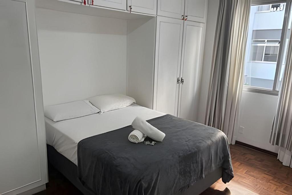 a bedroom with a bed with two pillows on it at Espaçoso apartamento perto Centro Sul e hospitais in Florianópolis
