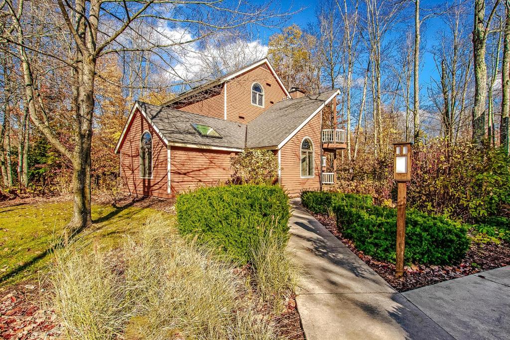 ThompsonvilleCrystal Mountain Condo - Wintergreen 535的有车道通往房屋的住宅