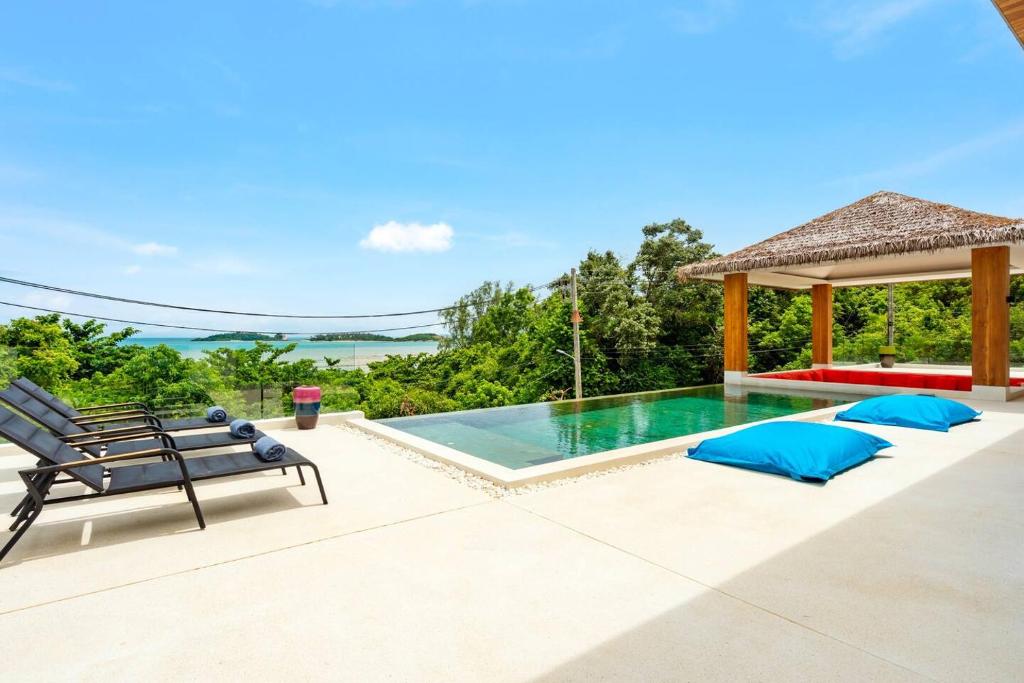 een afbeelding van een zwembad bij een villa bij Villa Nirvana by SP Villa Management in Koh Samui 