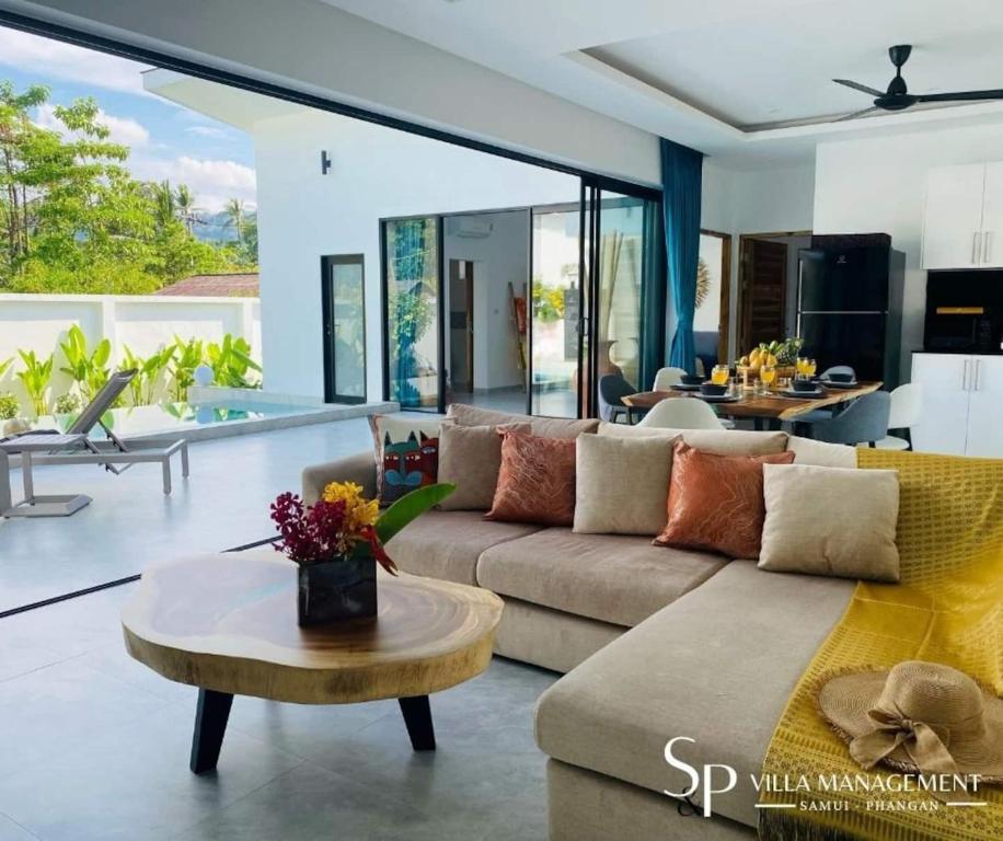 Et opholdsområde på Villa Noi by SP Villa Management