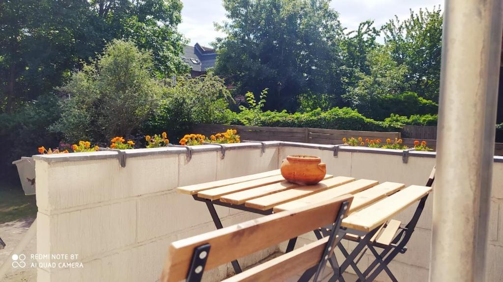 a table with a vase sitting on top of a wall at Cozy central flat with terrace in Hinge