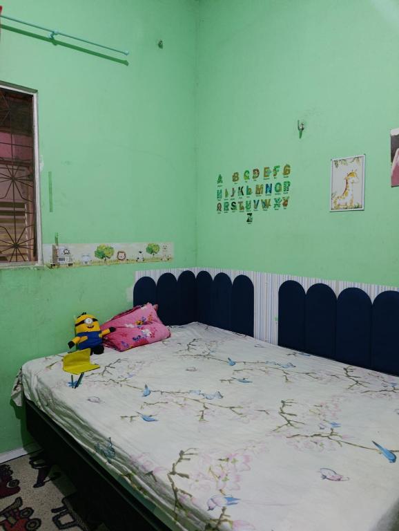 a bedroom with a large bed with a blue headboard at Casa para alugar na cop30 in Ananindeua