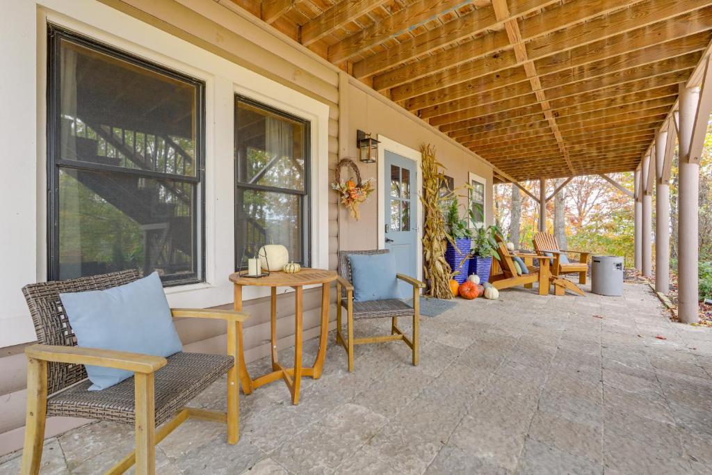 马斯希尔Secluded Mtn-View Retreat in Mars Hill的门廊配有椅子、桌子和窗户