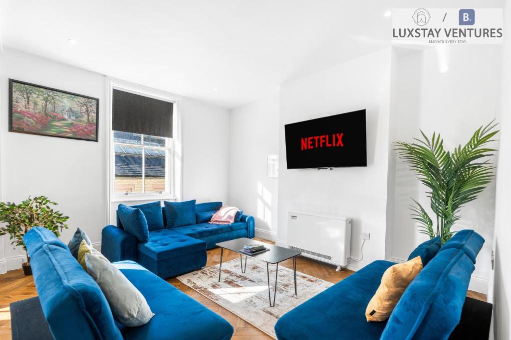 TV a/nebo společenská místnost v ubytování The Lanes Luxury Apartment - City Centre, 2 Bed 2 Bath with Lift, Sleeps 8