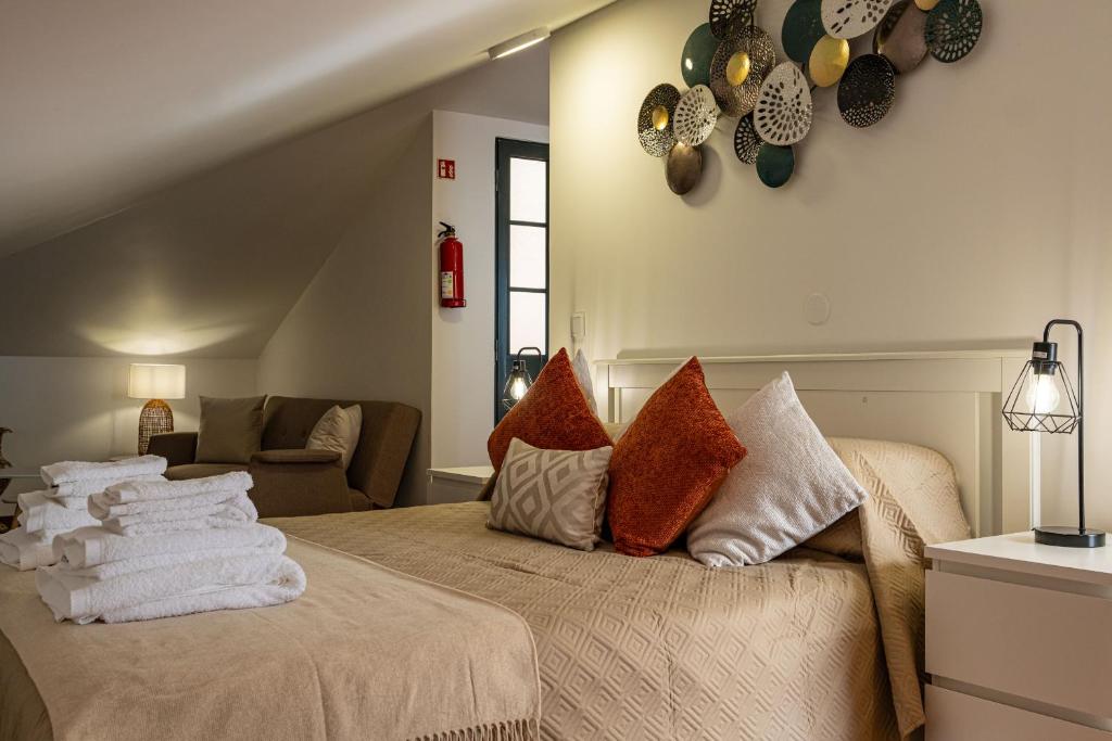 a bedroom with a bed with towels on it at Horizonte Azul in Ponta do Sol