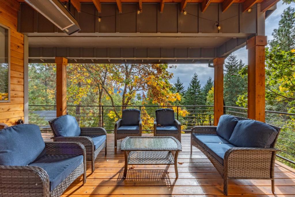 Posezení v ubytování Evergreen Retreat A 30 Night Minimum home