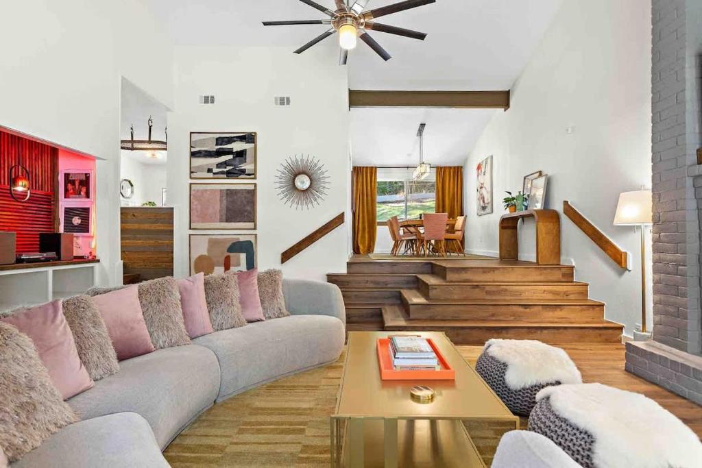 una sala de estar con un sofá y una mesa en Art Deco Gem-King Suite-Hot Tub-Outdoor Fire Place, en Round Rock