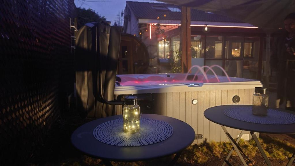 ブラスカートにあるBeach Houseの浴槽の上に置かれたキャンドルの置かれたテーブル