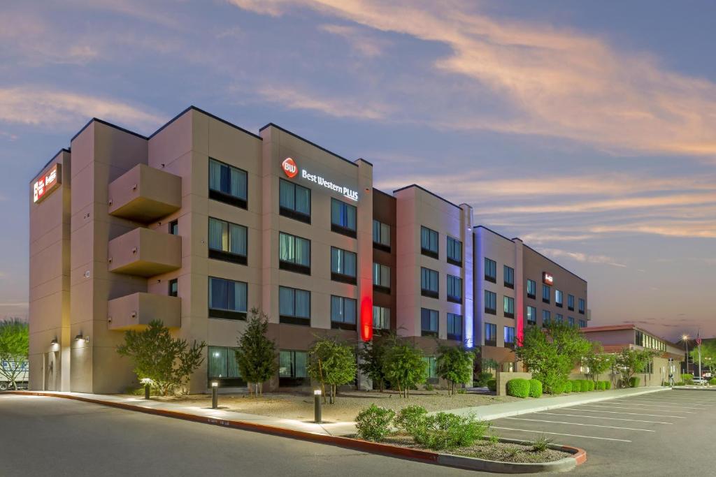 フェニックスにあるBest Western Plus Executive Residency Phoenix North Happy Valleyの駐車場にあるホテルのレンダリング