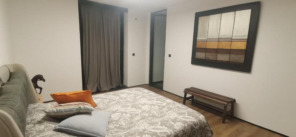 un salon avec un lit et un canapé dans l'établissement Black Box village with garden, à Seferihisar