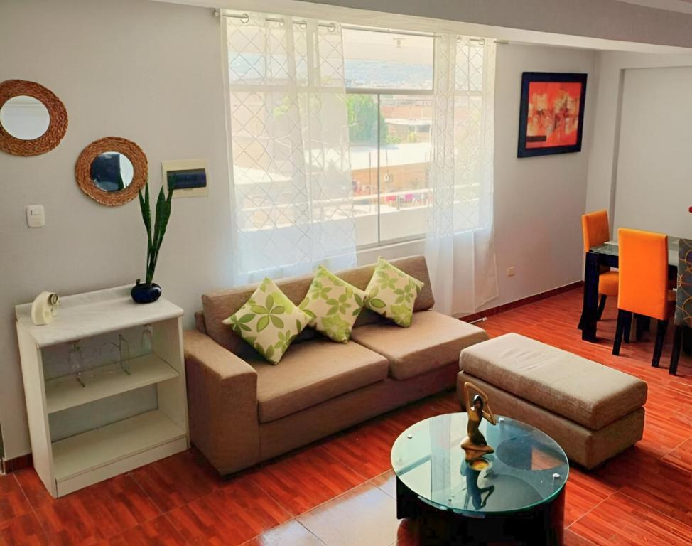 ein Wohnzimmer mit Sofa und Tisch in der Unterkunft Vasco Peruano House in Jaén